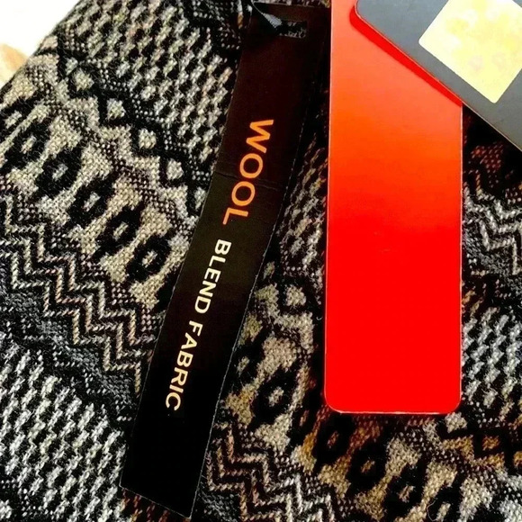 Dalia modern fit, wool blend, neutral skirt with hidden zipper/button closure - Picture 5 of 11